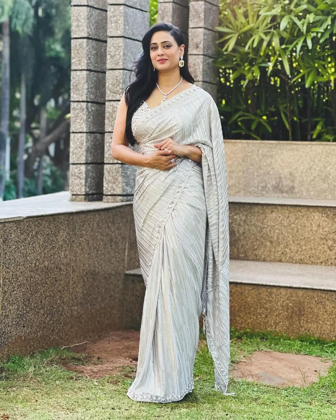 BOLLYWOOD ACTRESS SHWETA TIWARI STILLS IN WHITE SAREE 3